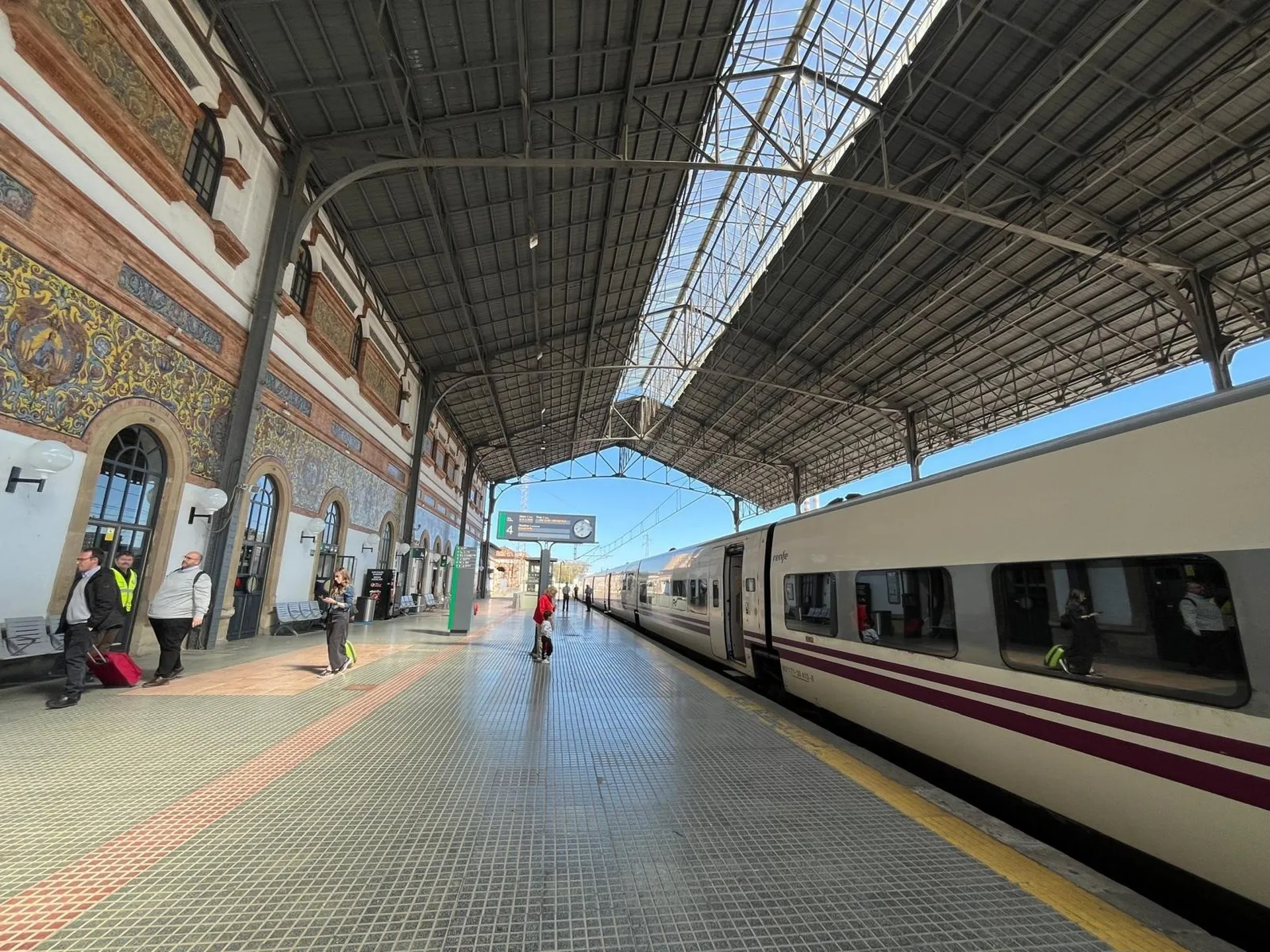 Un Alvía en la estación de la localidad gaditana