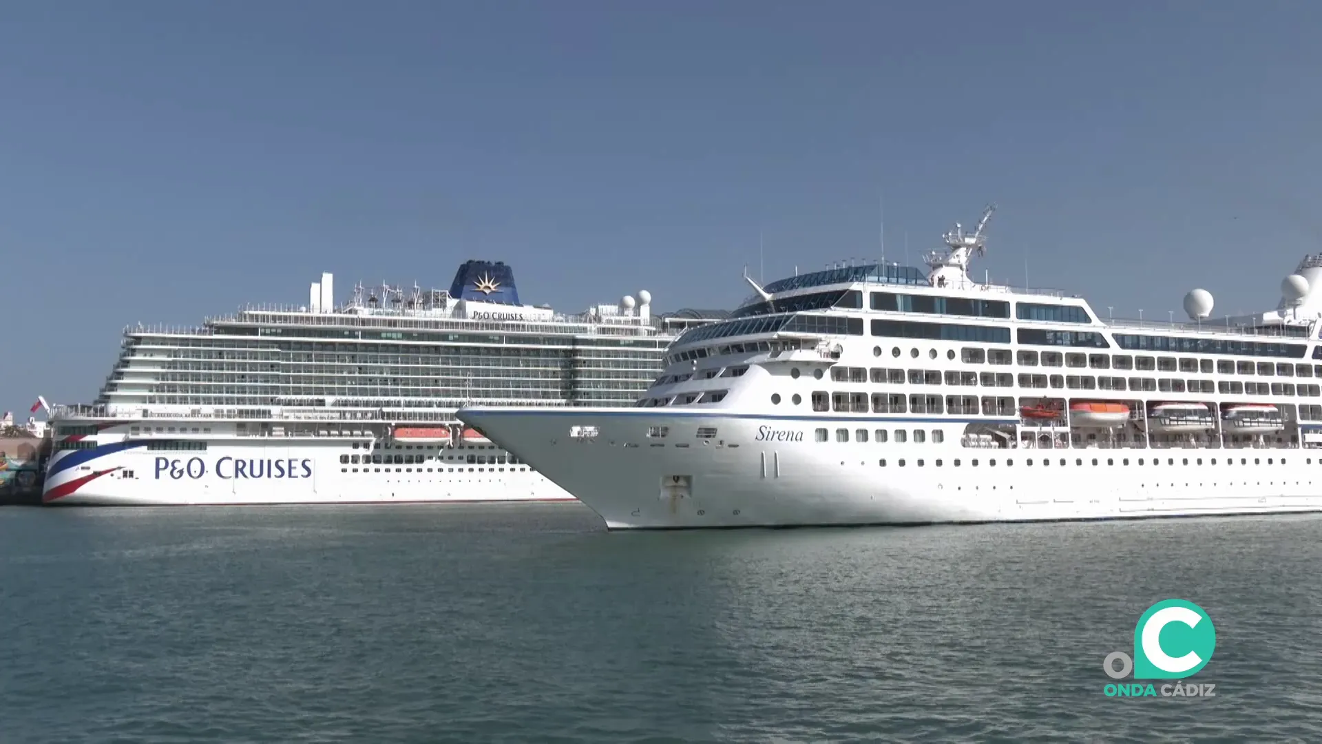 Uno de los cruceros en plena maniobra de acceso al muelle durante la mañana