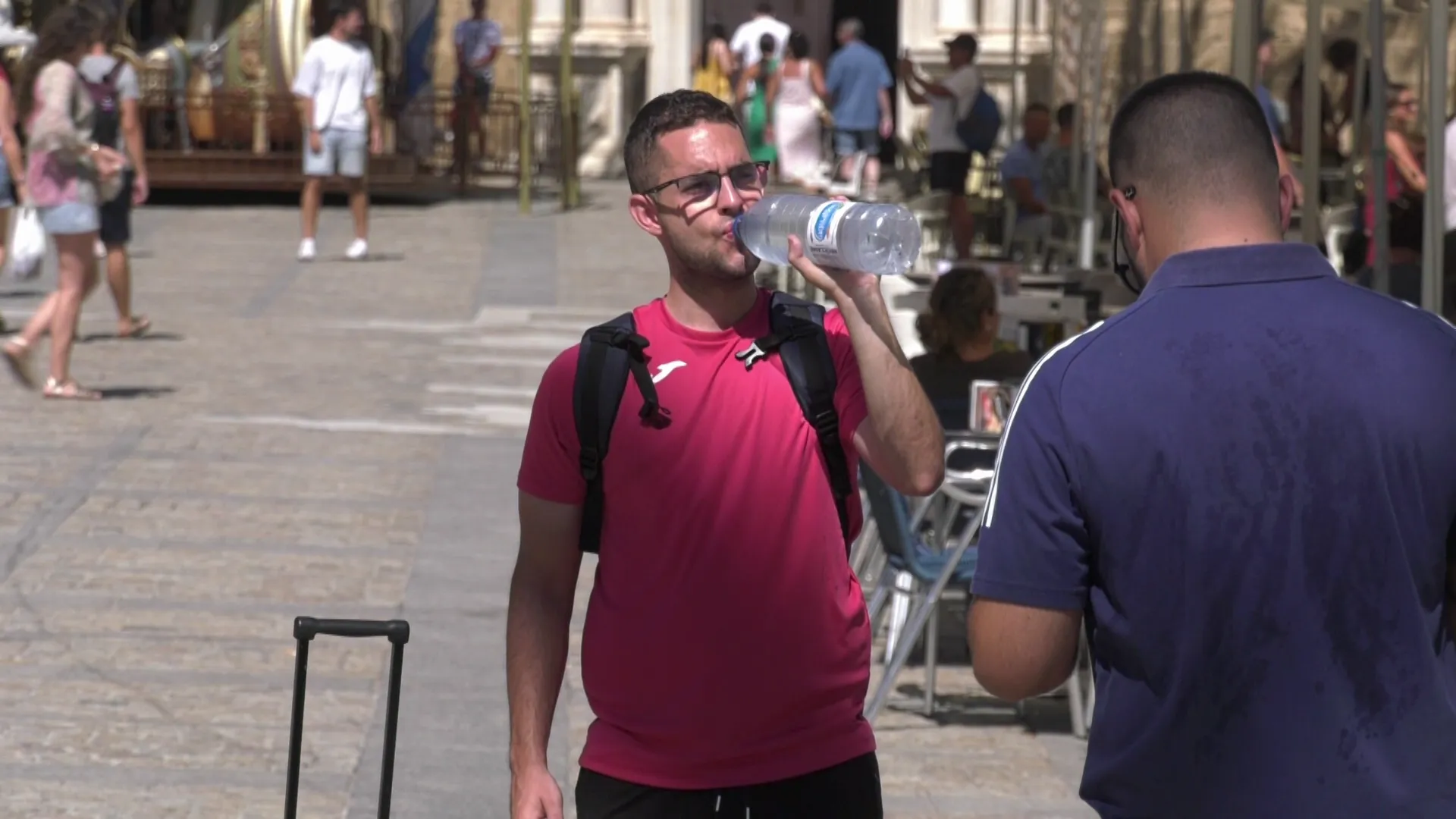 Un viandante se hidrata en la plaza de la Catedral de la capital gaditana