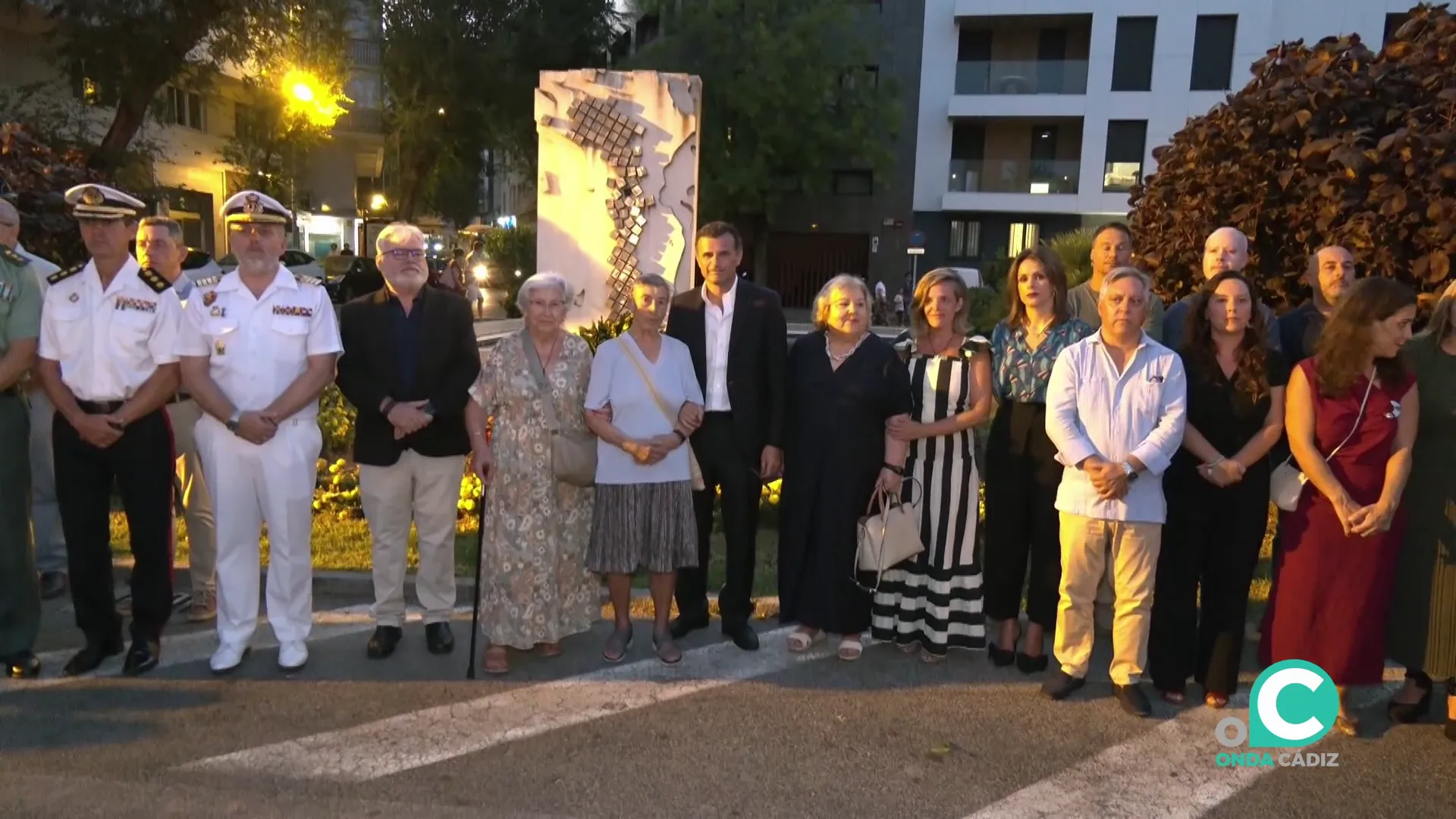 Autoridades junto con asistentes en la plaza de San Severiano una vez concluido el acto