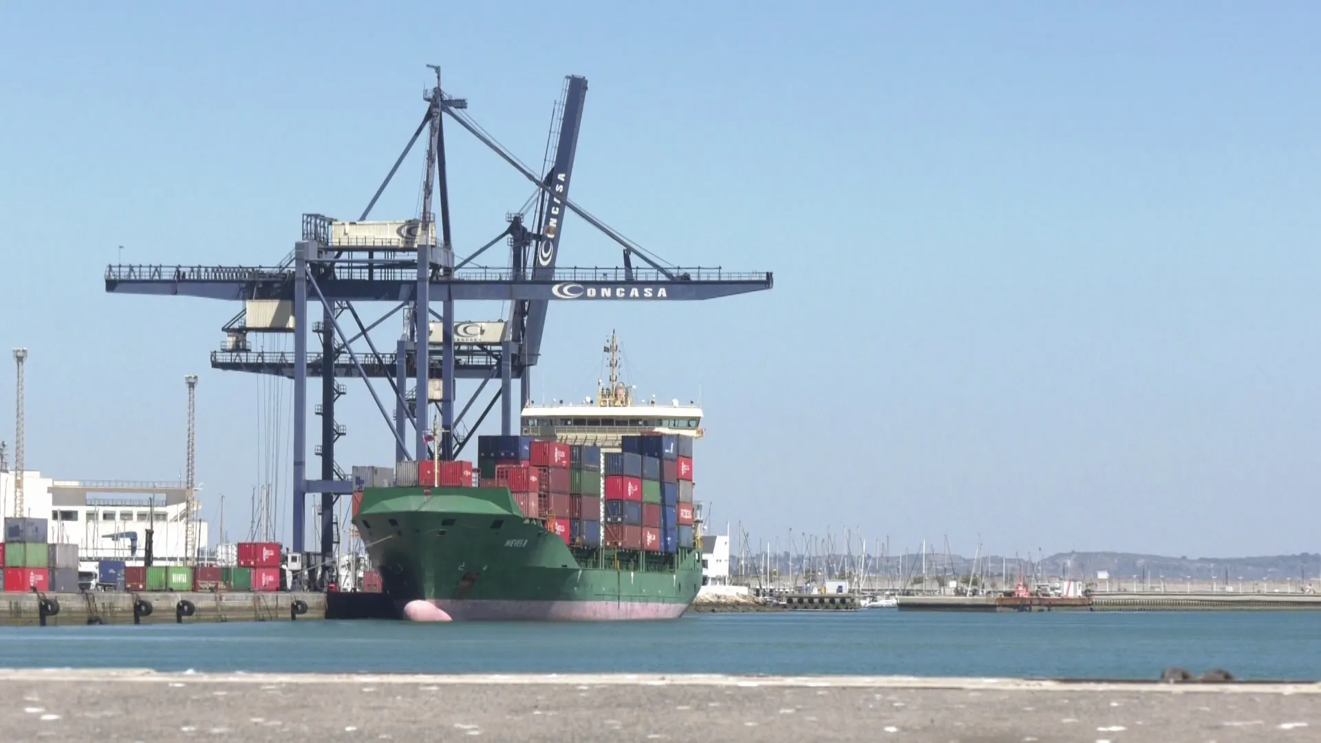 Barco de transporte de contenedores en el muelle de la capital gaditana