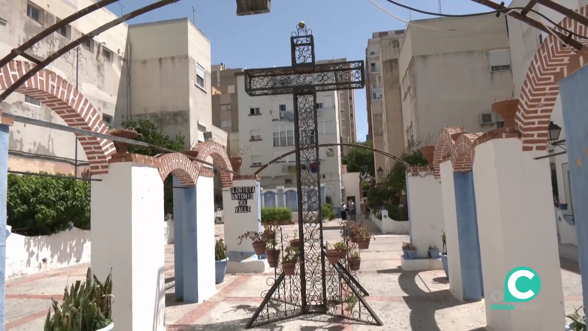 Cruz en uno de los patios de La Tacita
