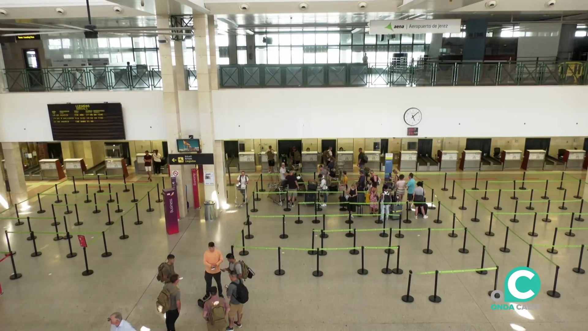 Pasajeros en la mesa de facturación de la terminal jerezana