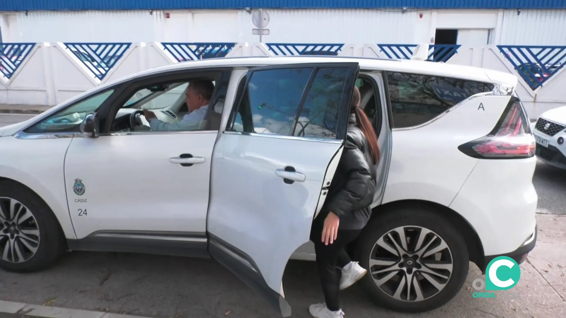 Una usuaria accEde a un taxi en la capital gaditana