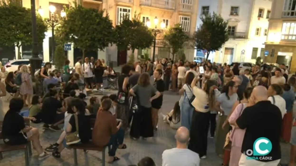 El Sindicato de Inquilinas e Inquilinos de Cádiz se suma a las reivindicaciones de Madrid y convoca una 'cena colectiva' esta tarde en la plaza del Palillero. 