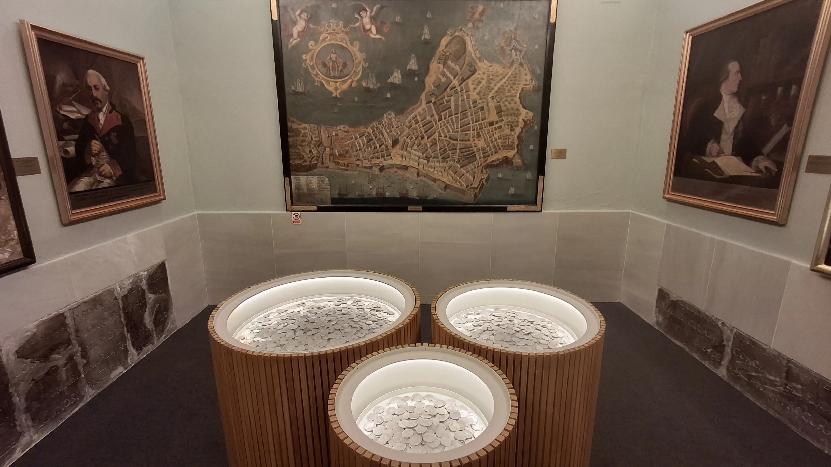 La exposición se emcuentra en el Museo de las Cortes.