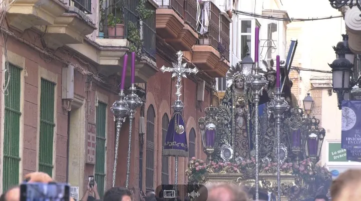 El cortejo permaneció durante más de cuatro horas en la calle y llegó hasta el barrio de La Viña
