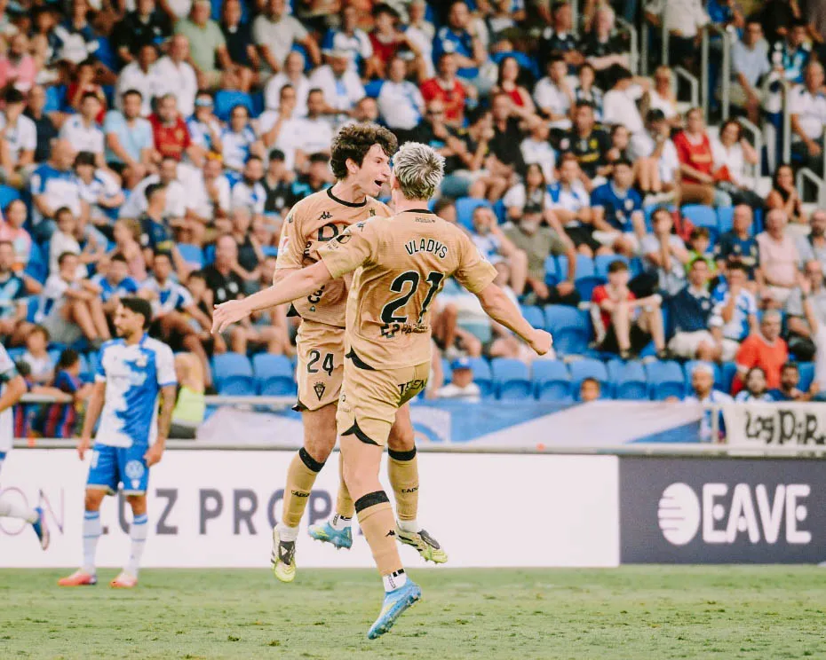 Vladys e Ibon Sánchez celebran el tanto del empate (Foto: Cádiz CF)