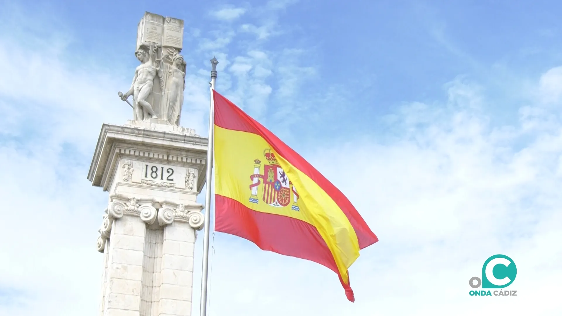 La bandera española ya ondea fente al monumento de la Constitución de 1.812.