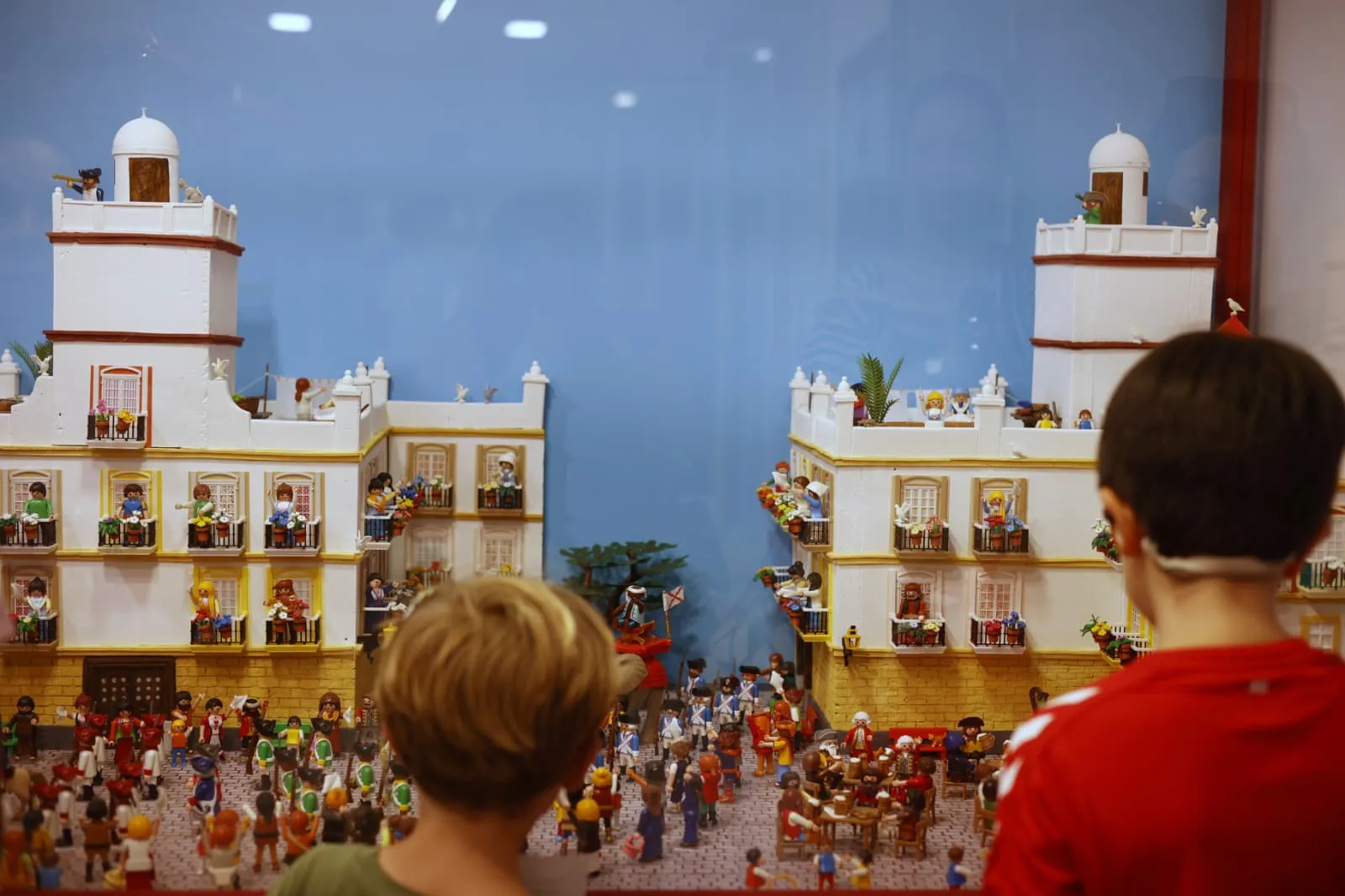 Dos pequeños contemplando la exposición en la Casa de la Juventud.