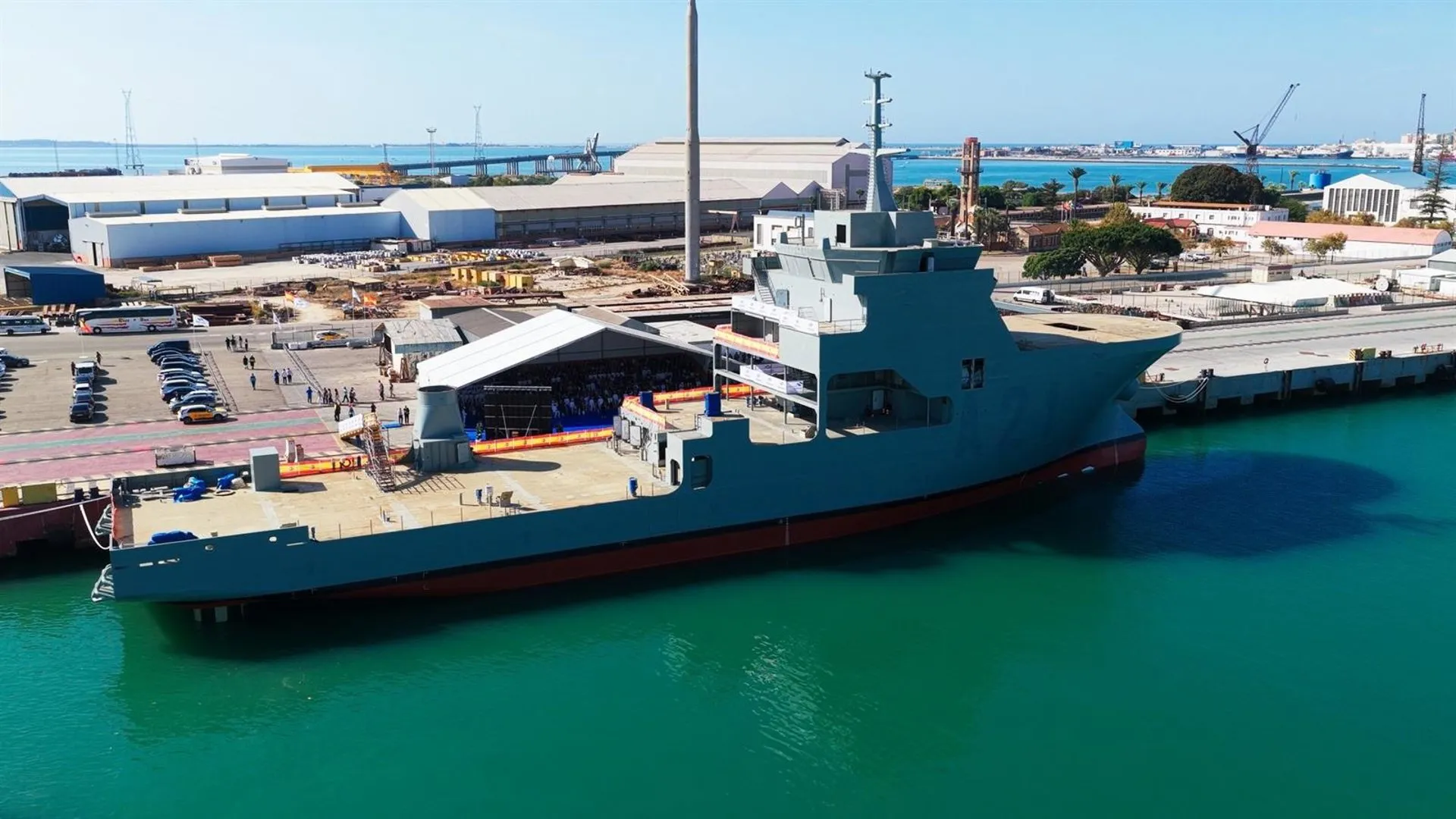 El buque  será capaz de transportar un mini-submarino de rescate y realizar exploraciones e intervenciones subacuáticas
