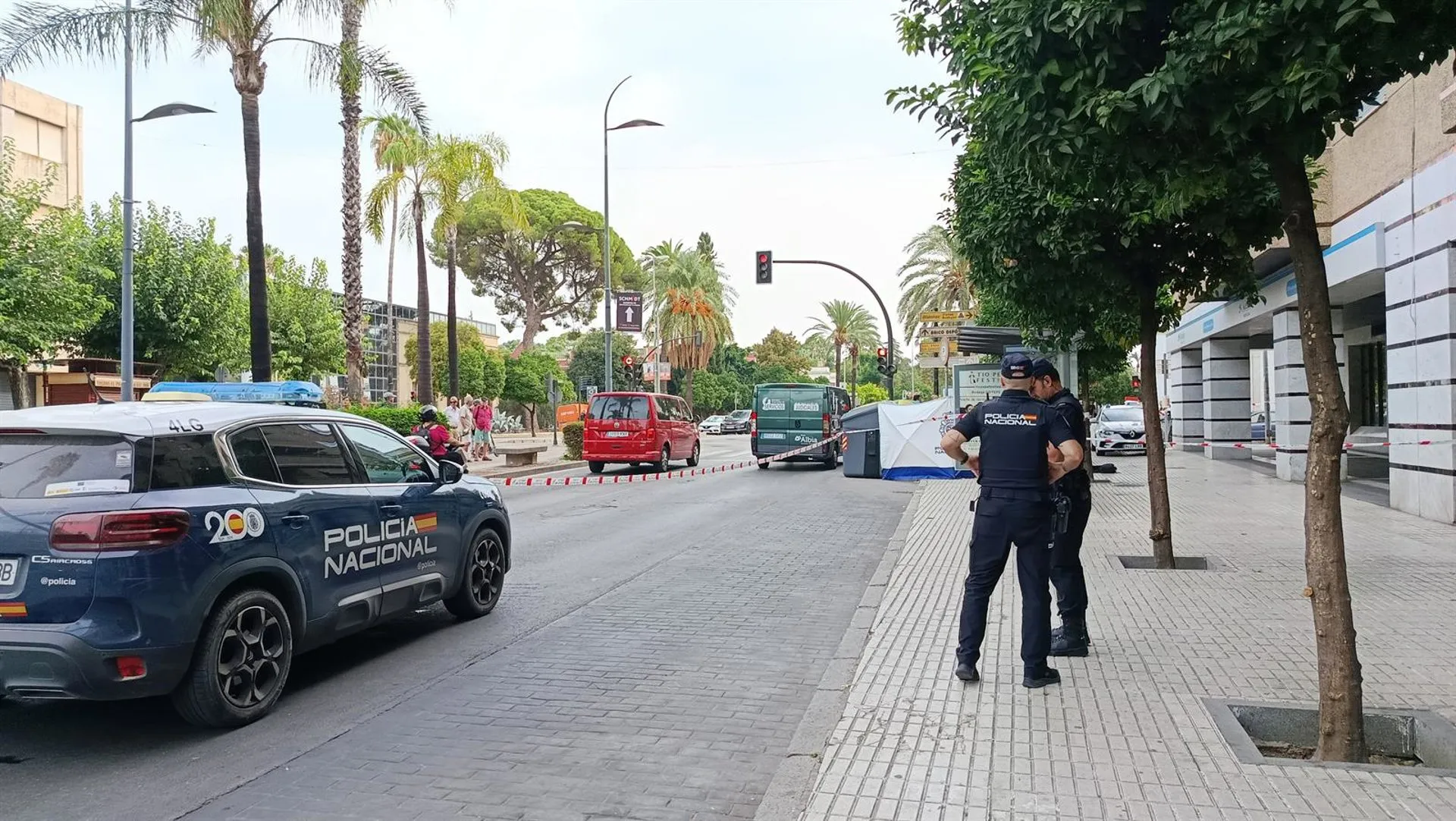 Un vehículo de la Policía Nacional y dos agentes en la zona de la localización del cuerpo