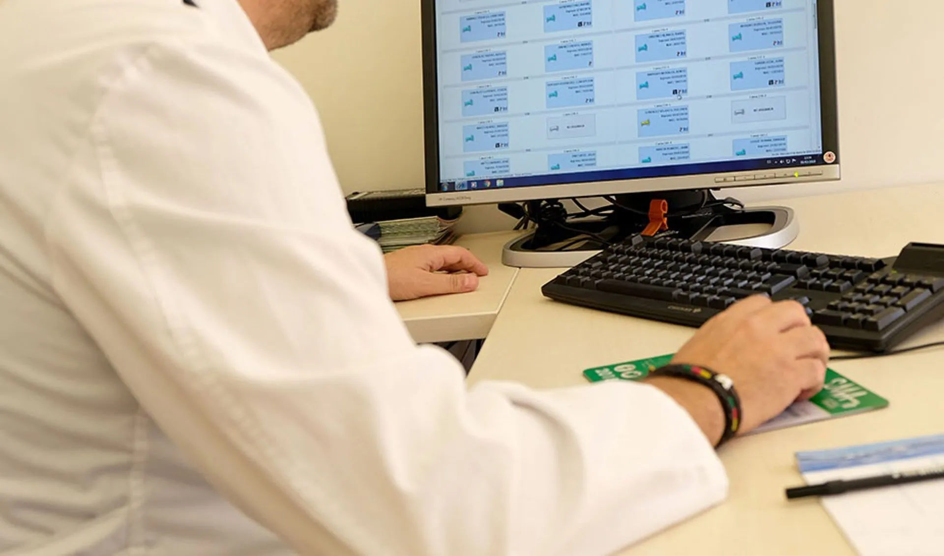 Imagen de archivo de un médico de atención primaria en consulta