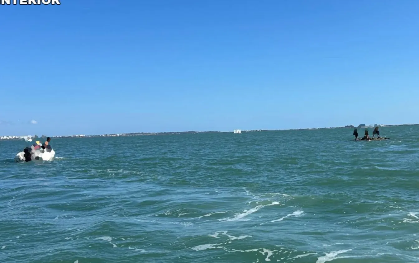 Momento del rescate en aguas de la Bahía de Cádiz