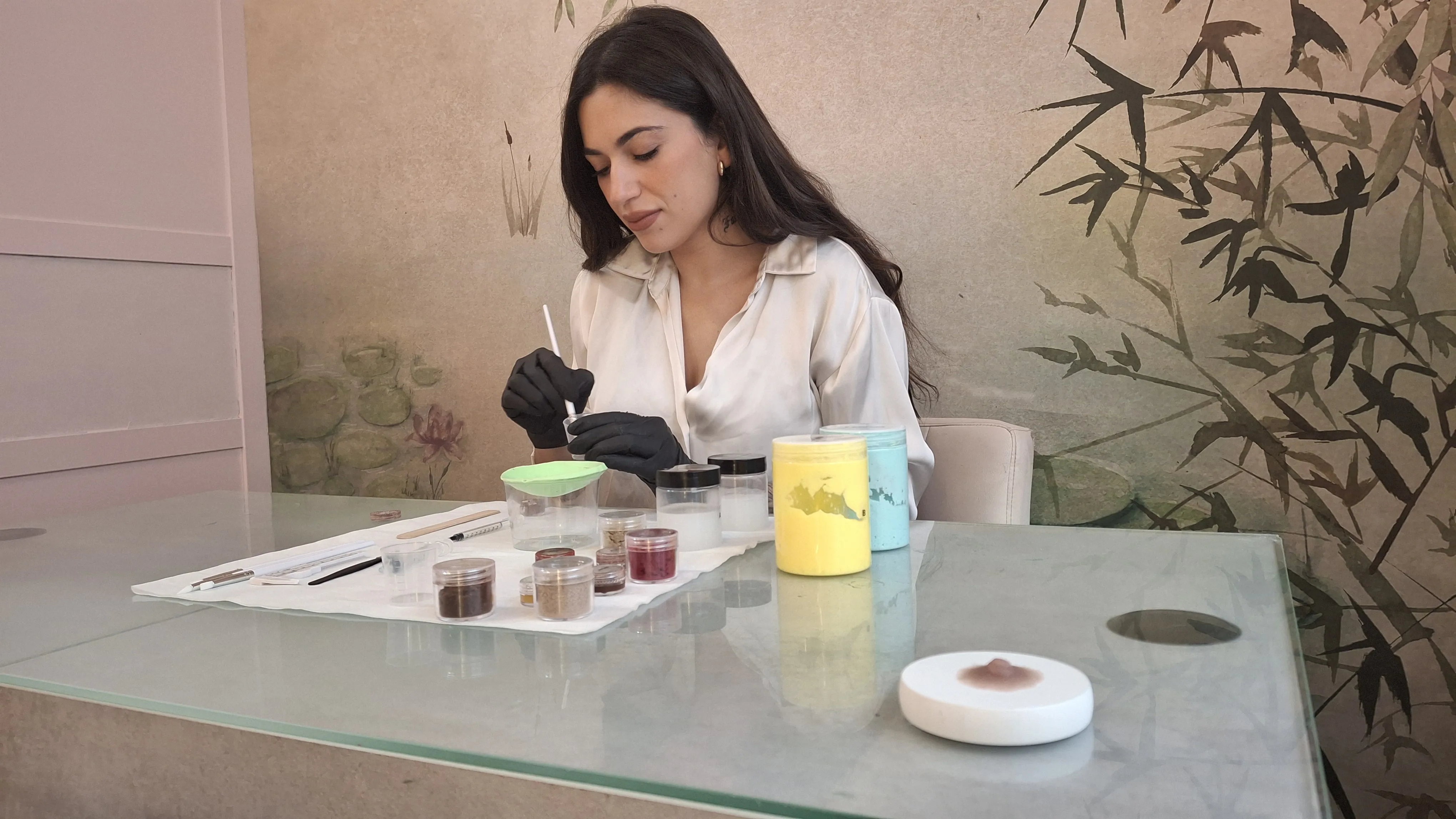 Ana Conde trabajando en su centro de Cánovas del Castillo.