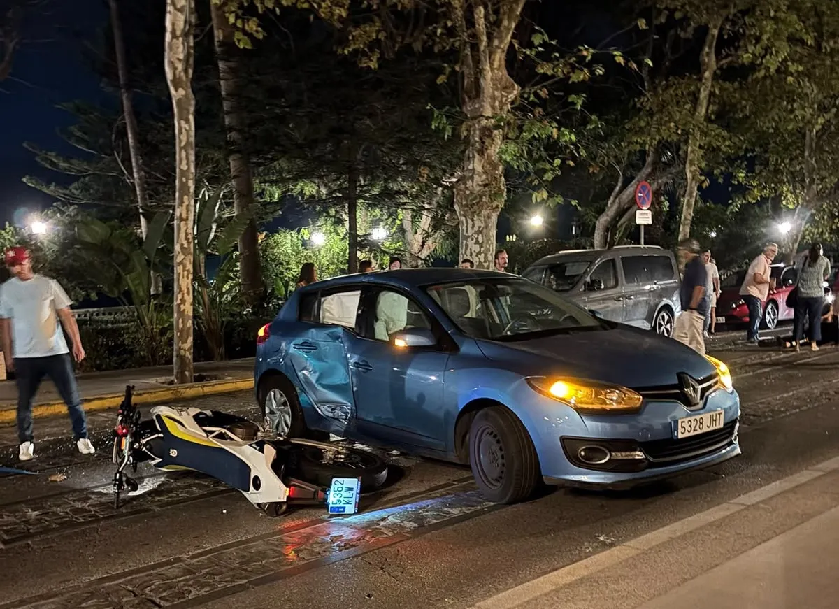 El herido ha sido trasladado al hospital Puerta del Mar consciente aunque con heridas de gravedad