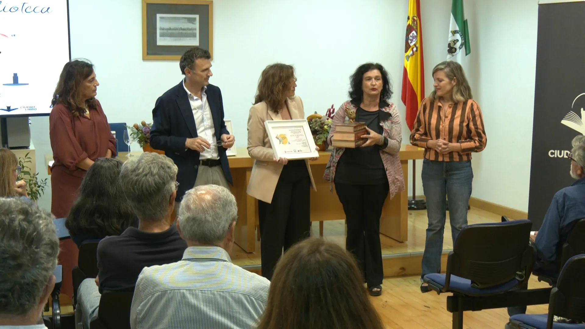 Las periodistas de Canal Sur Radio, Victoria de Haro, y Salud Botaro recogieron el premio. 