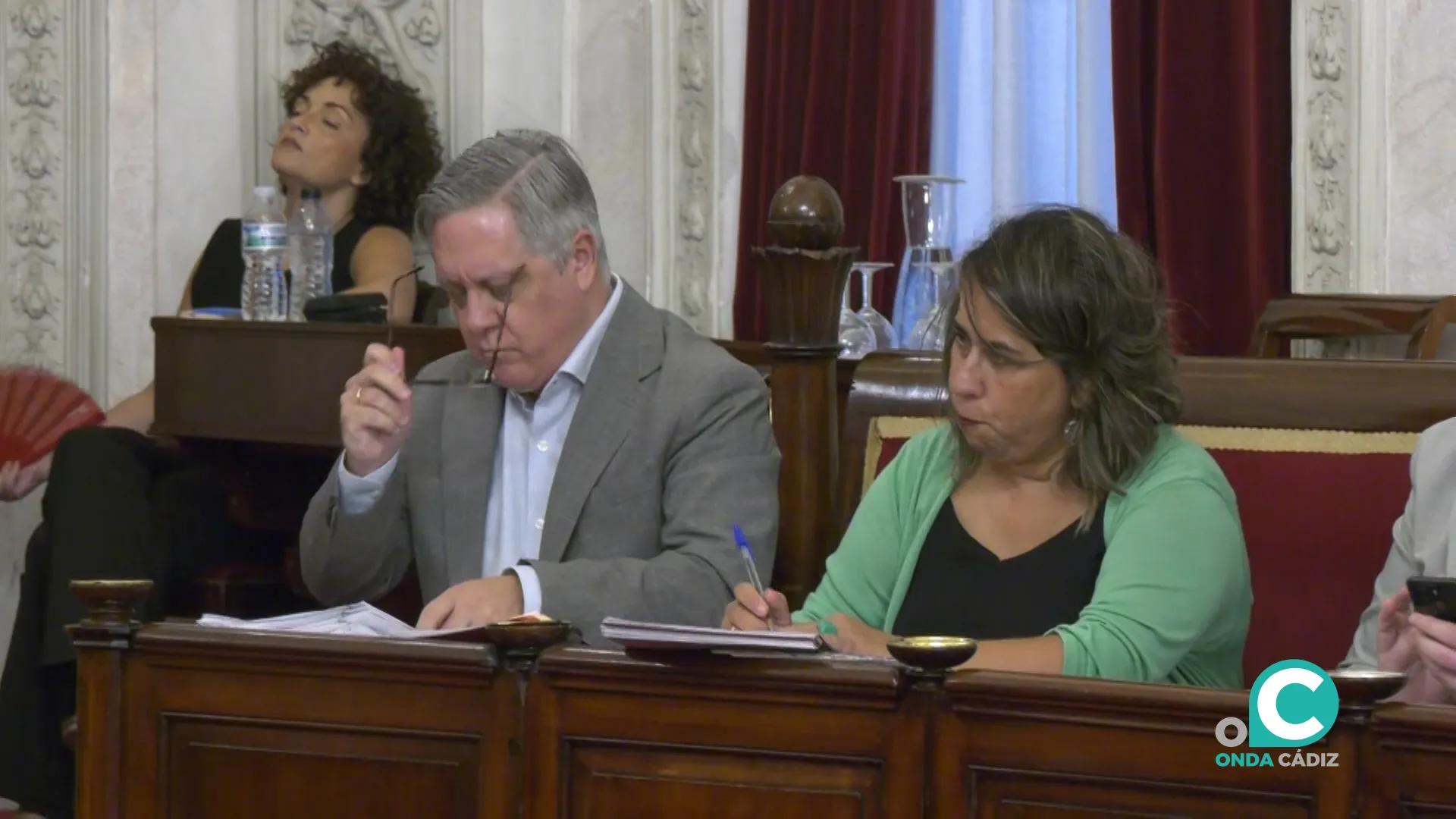 El portavoz del PSOE de Cádiz, Óscar Torres , junto a la concejala, Natalia Álvarez. 