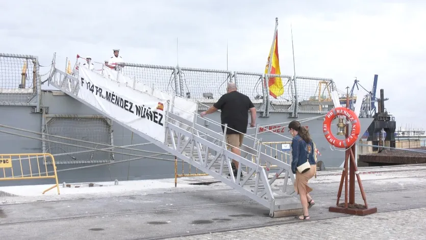 La ciudadanía ha podido conocer por dentro esta fragata de la Armada Española