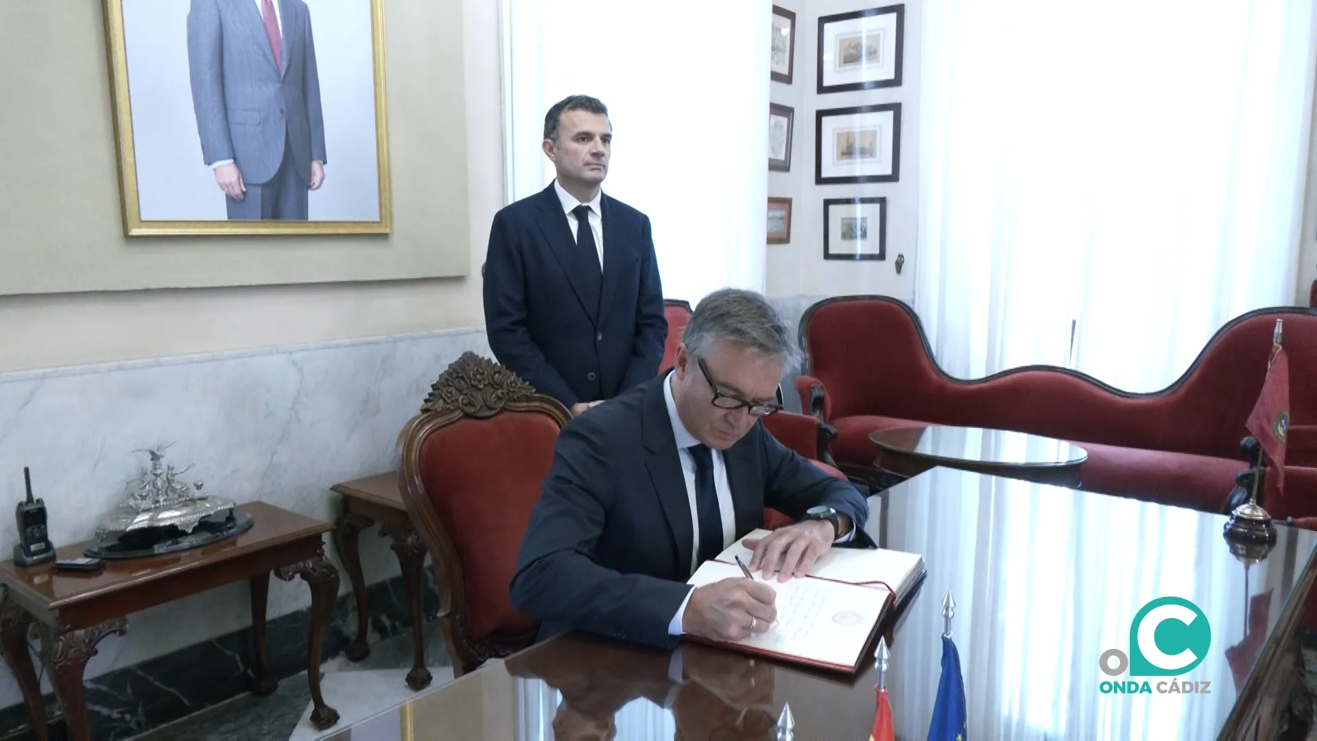 El vicepresidente de la Junta, Manuel Gavira, firma el libro de vistas del Ayuntamiento. 