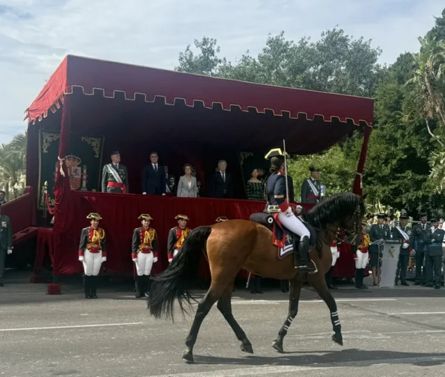 Autoridades en el desfile de la Guardia Civil montada