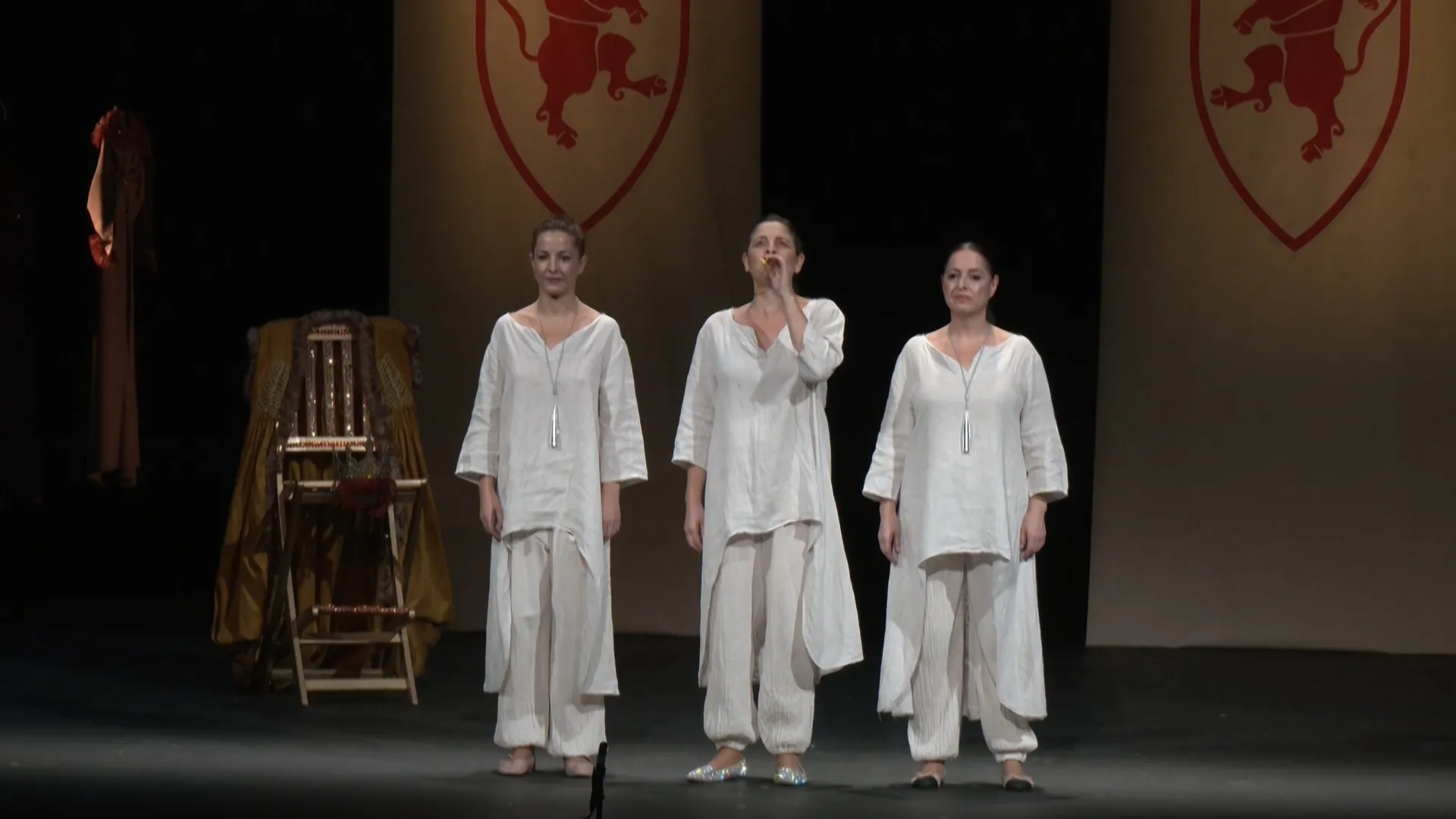 Las hermanas López Segovia durante la presentación de la obra. 