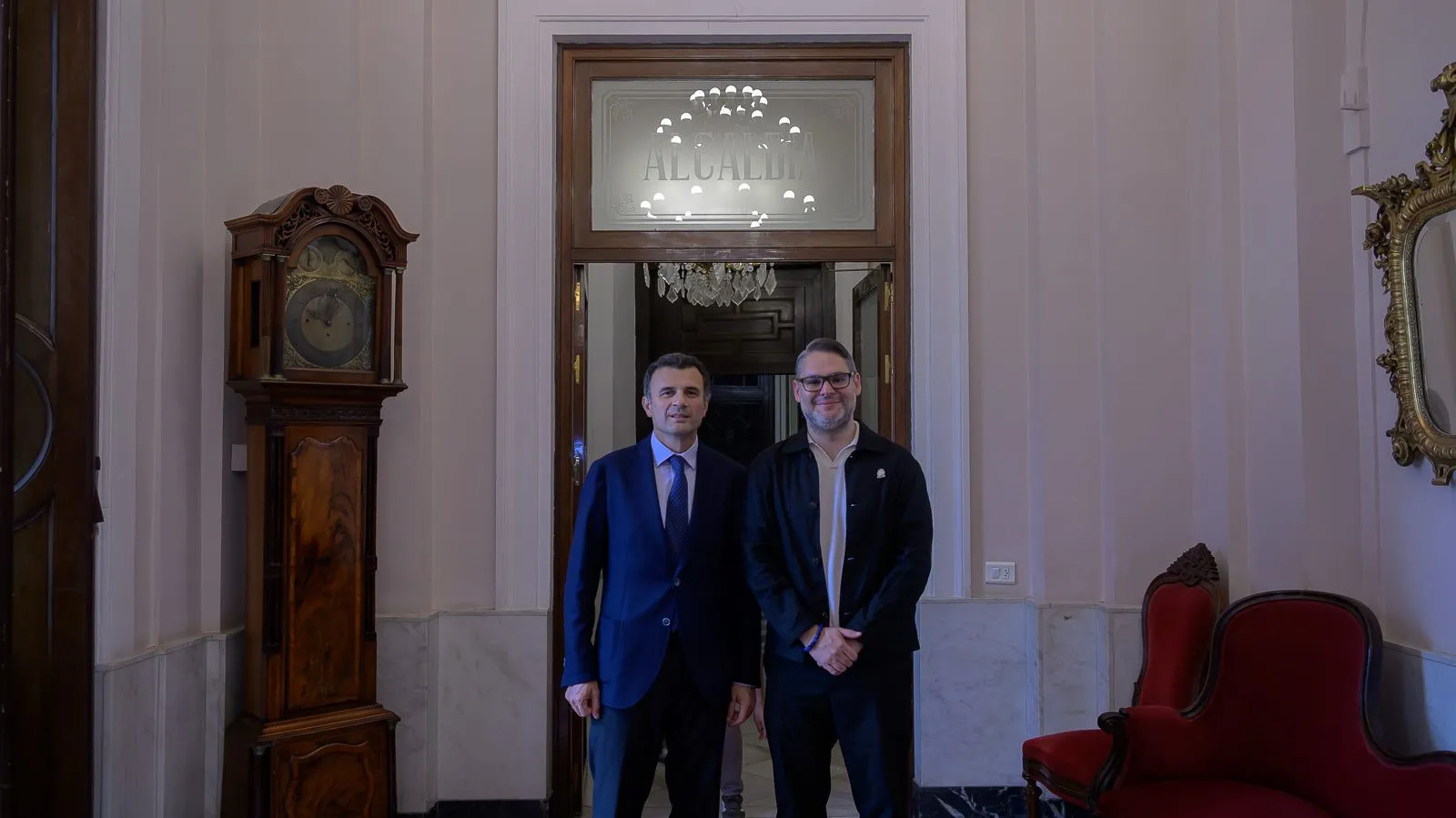 A la visita institucional también ha acudido la presidenta de la Autoridad Portuaria, Teófila Martínez
