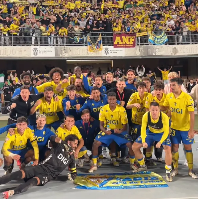 La celebración del equipo y la afición en Chapín. (foto Cádiz CF)