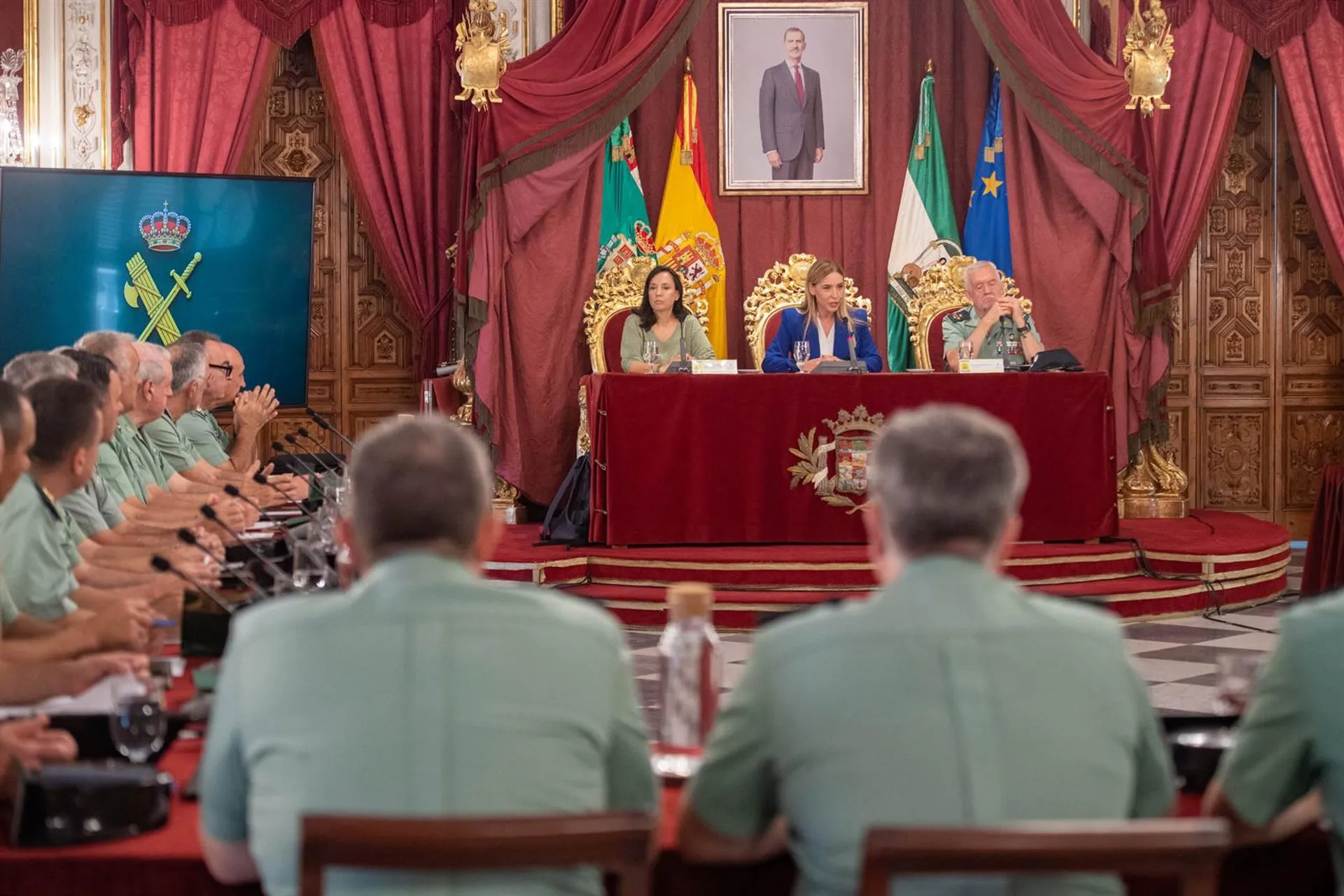 La presidenta de la Diputación de Cádiz, Almudena Martínez del Junco, ha intervenido este sábado en una reunión del Consejo Superior de la Guardia Civi