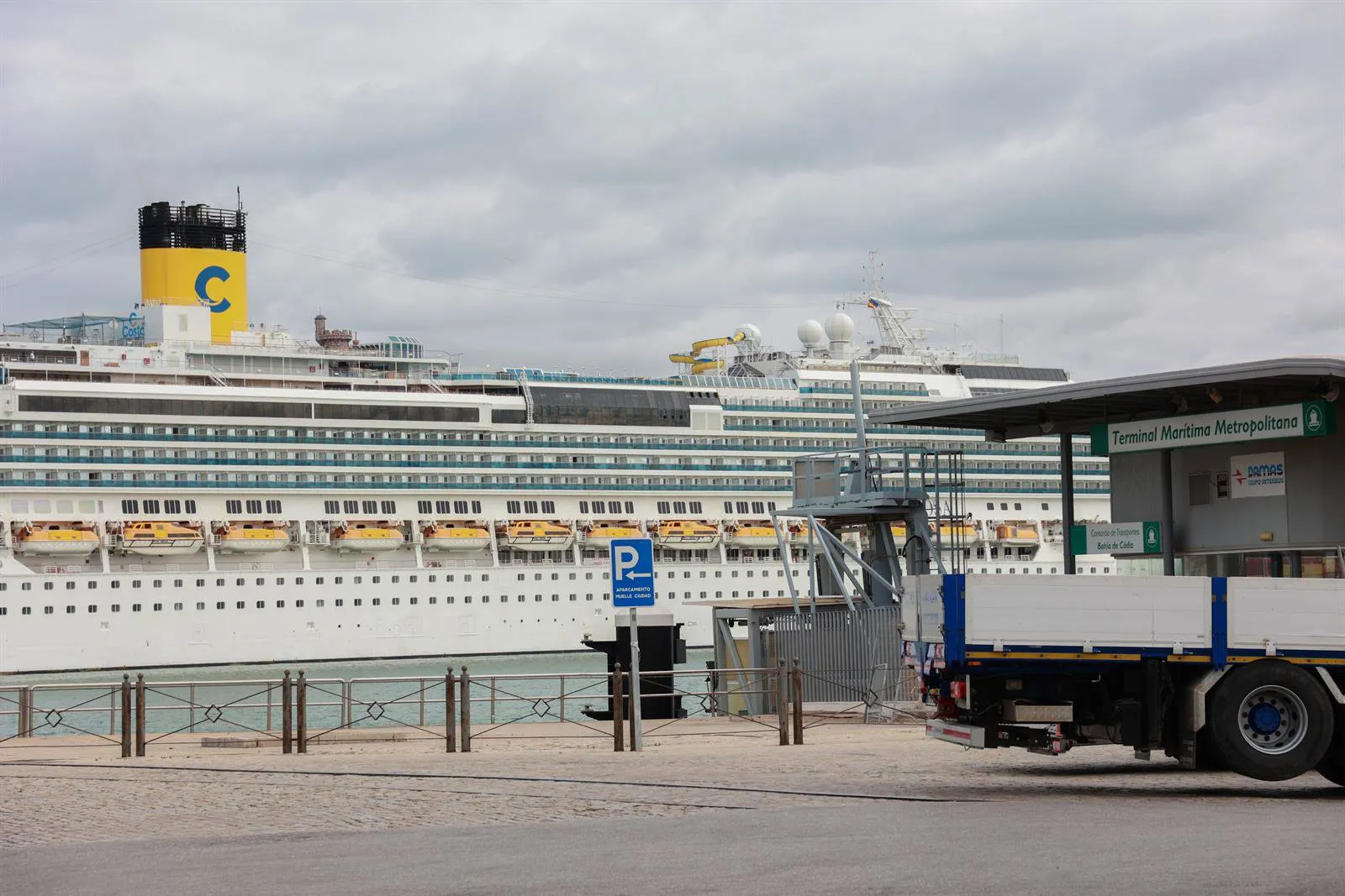  Un crucero en el Puerto de Cádiz.