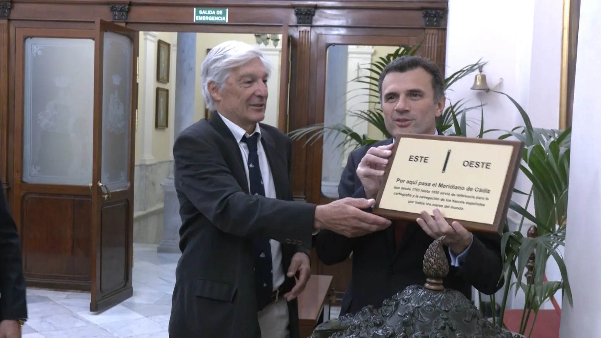 El alcalde, Bruno García, reibe la metopa del presidente de Cádiz con Elcano, Miguel Ramos 