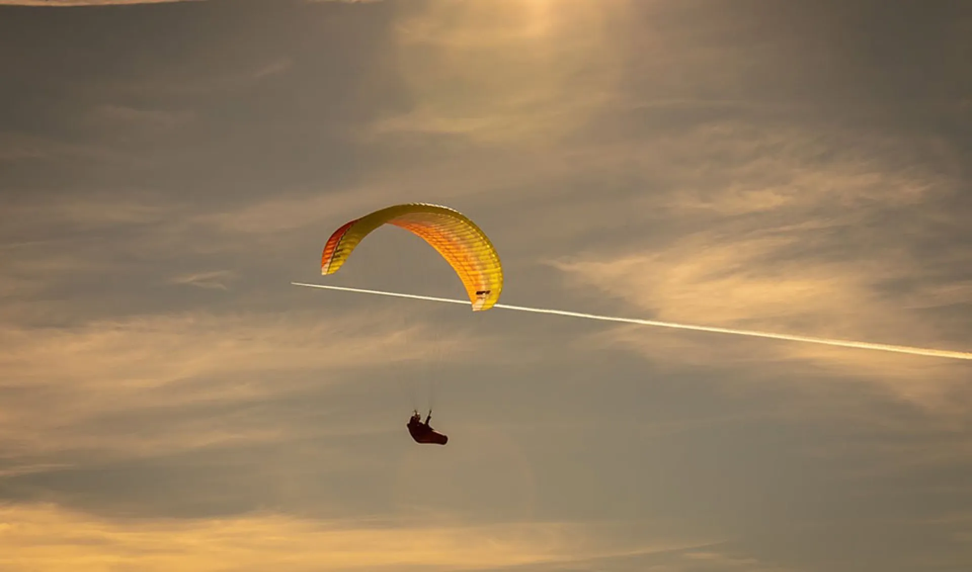 Parapente en el cielo en una imagen de archivo