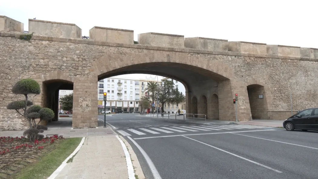 El PSOE de Cádiz recrimina a Bruno García la falta de planificación a la hora de solicitar las ayudas para la rehabilitación de la Puerta de Tierra.