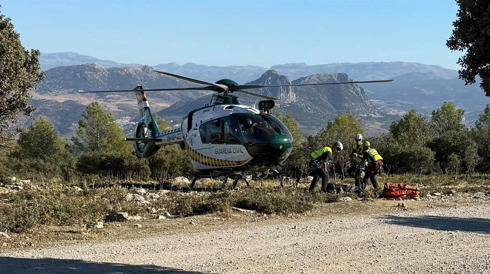 Helicóptero de la Guardia Civil durante el rescate 