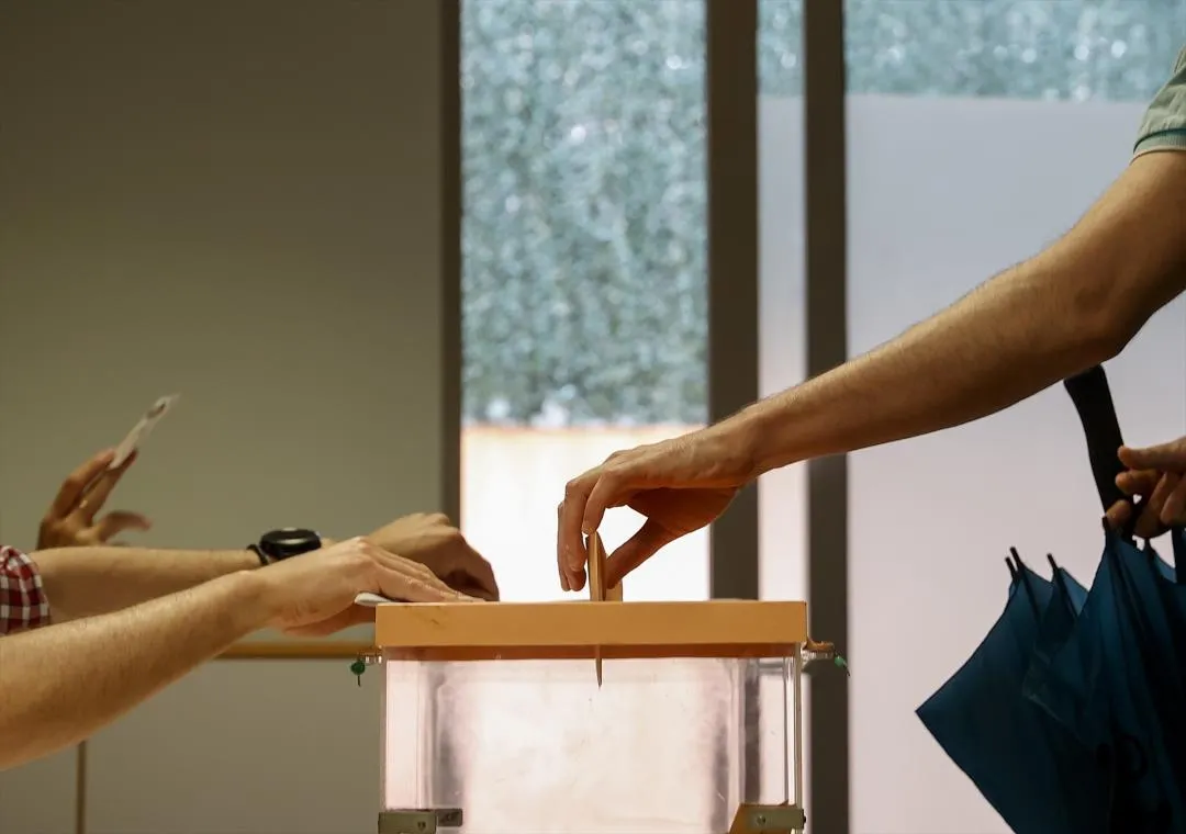 una persona deposita su voto en las urnas en una imagen de archivo