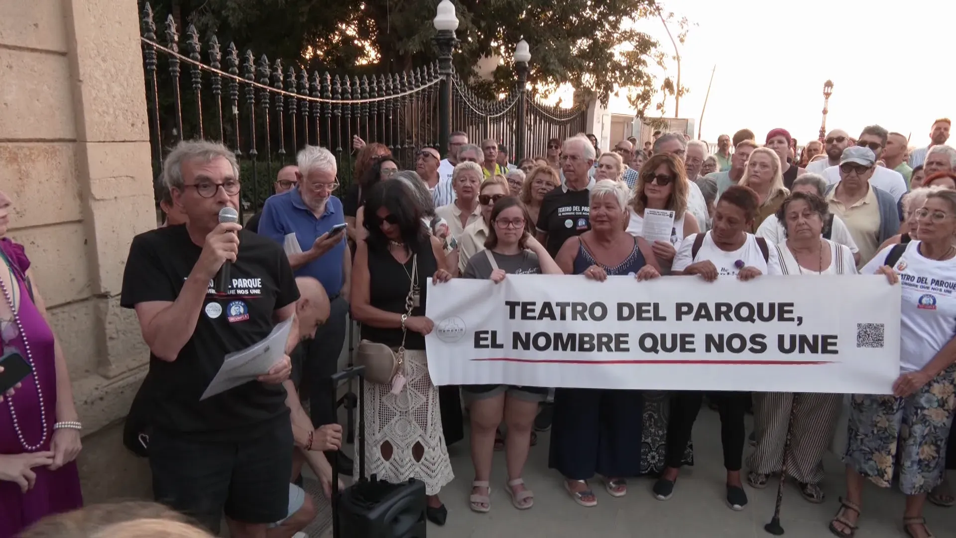 Protesta de la Asociación de Memoria Histórica de Cádiz en la entrada del Parque Genovés 
